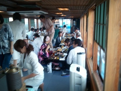 2012-07-28 宴会中の船内.jpg