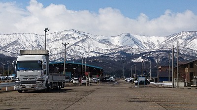 17.03.24雪山.jpg