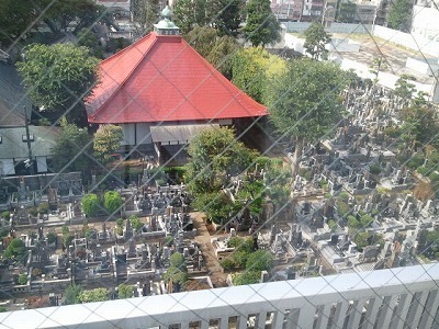 部屋から墓場.jpg